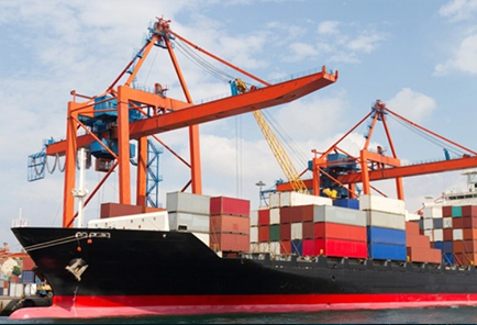 What is an international freight forwarder in international logistics?